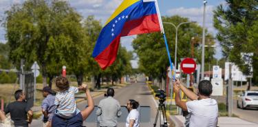 Exiliados venezolanos en España aguardan la salida de Edmundo González y su esposa del Aeropuerto de Torrejón de Ardoz en Madrid