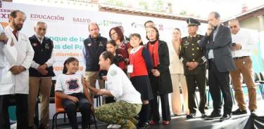 Las niñas de primaria son vacunadas como parte de una estrategia educativa contra el cáncer.