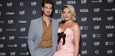 Los actores Andrew Garfield y Florence Pugh en Toronto.