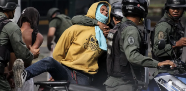 Brutalidad de la policía del régimen de Maduro contra un manifestante en Caracas