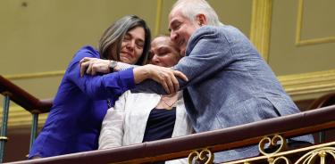 El exalcalde de Caracas, Antonio Ledezma, exiliado en Madrid, se abraza con familiares en el hemiciclo del Congreso español tras el reconocimiento de González Uurrutia como presidente de Venezuela