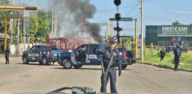 Imagen del camión de Coca-Cola incendiado para ser usado como bloqueo de carretera cerca de la Av. Fray Marcos de Niza, Culiacán.