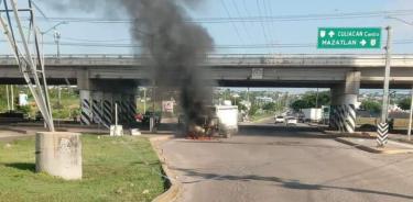 Uno de los camiones incendiados este míércoles 11 de septiembre en el sur de Sinaloa