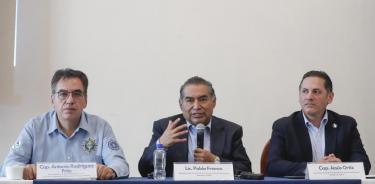 El capitán Antonio Rodríguez Fritz (i), el abogado Pablo Franco (c) de Ilaw Network y el secretario general de ASPA, el capitán Jesús Ortiz Álvarez (d), participan este miércoles durante una rueda de prensa en la Ciudad de México