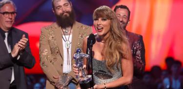 La cantante al recibir uno de los premios.