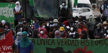 Estudiantes bloquean una calle durante una manifestación en Chilpancingo / EFE.