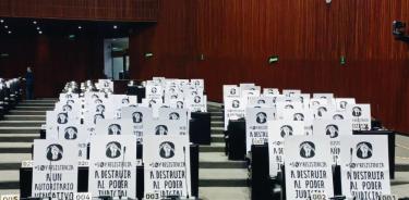 Manifestación del PAN en sus curules en San Lázaro.