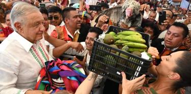 Andrés Manuel López y Claudia Sheinbaum reciben como regalos un pavorreal y variedad de frutas, como los plátanos, en Chiapas.