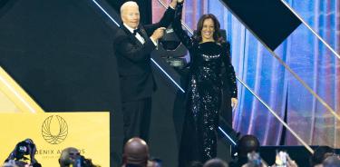 El presidente Joe Biden y la vicepresidenta Kamala Harris la noche del sabado en una gala en Phoenix, Arizona