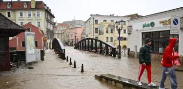 Puente inundado tras el desbordamiento de un río en la localidad Klodzko, Polonia