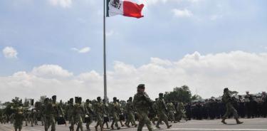 Elementos de la milicia mexicana en ensayo del desfile