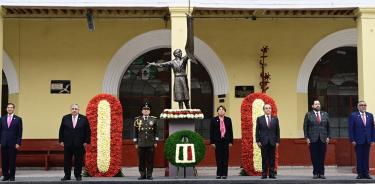 la gobernadora Delfina Gómez montó Guardia de Honor en el Monumento a Miguel Hidalgo y Costilla, ubicado en la Secundaria Oficial No. 1 en la ciudad de Toluca.