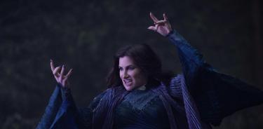 Fotografía cedida por DISNEY+ de la actriz Kathryn Hahn interpretando a Agatha Harkness en la serie 'Agatha All Along'. EFE