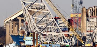 Fotografía de archivo del 5 de abril de 2024 del carguero Dali bajo los restos del puente Francis Scott Key, en Baltimore, Maryland. EFE