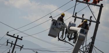 Desde las alturas, trabajadores de luz revisan los cables de un poste en la alcaldía Iztapalapa