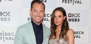 Los actores Jude Law y Alicia Vikander.