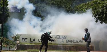 Manifestantes protestan al exterior de una de las entradas del Batallón 27 de Infantería este viernes, en Iguala, Guerrero. EFE