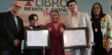 Los premiado Nadxeli Yrízar Carrillo y Fabián Espejel con sus diplomas.