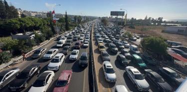 Cientos de vehículos colapsan la autopista que une Ghazieh, en el sur de Líbano y Beirut