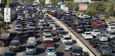 Cientos de coches colapsan la autopista que une el sur con las ciudades de Sidón y Beirut