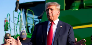 Donald Trump junto a una máquina agrícola de John Deere en Pensilvania