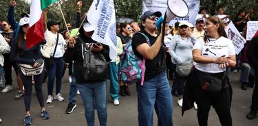 Trabajadores del poder judicial protestan a las afueras del INE