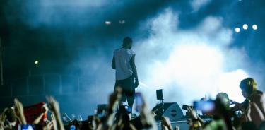 Travis Scott en la explanada del Estadio Azteca.