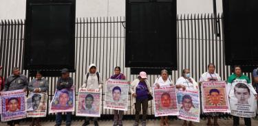 Familiares de los normalistas desaparecidos en Ayotzinapa protestan frente el enado de la República