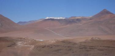 La cumbre cónica de la derecha se denomina Pico Laco, un volcán extinto citado en el estudio. Las zonas negras a la izquierda son Cerro Laco Sur y Cerro Laco Norte. La imagen muestra solo alrededor de la mitad del complejo volcánico.