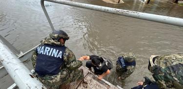 Marinos ponen a salvo a población de inundaciones tras paso de huracanes.