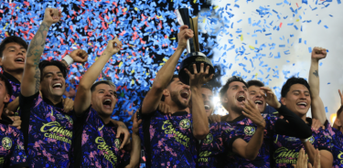 Las Águilas del América presumen su trofeo de la Campeones Cup