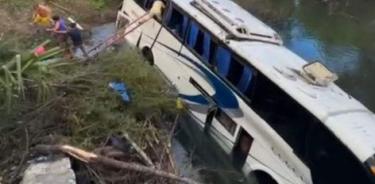 Un autobús turístico se volcó cerca del Ejido La Hincada, en Ciudad Valles./