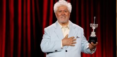 El cineasta Pedro Almodóvar con su Premio Donostia.