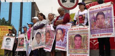 Madres y padres de los 43 estudiantes normalista de Ayotzinapa exigieron justicia enfrente del Antimonumento de los 43, en Reforma.