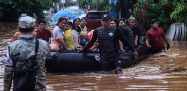 Autoridades suben a 10 los muertos en el sur de México por el paso huracán John/