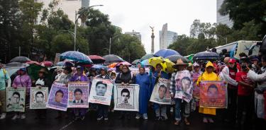 Familiares, activistas y estudiantes marchan a 10 años de la desaparición forzada de los 43 normalistas de la escuela normal de Ayotzinapa, Guerrero desde el Ángel de la independencia hasta el Zócalo Capitalino.