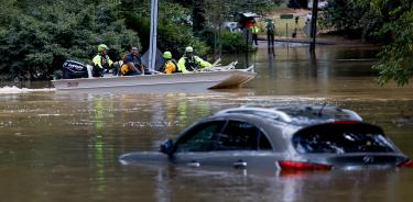 En Atlanta, Georgia, Bomberos apoyados con lanchas rescatan a automovilistos atrapados en sus vehículos que quedaron bajo el agua tras el pasop de 