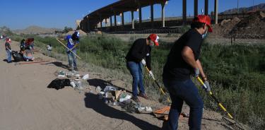 Asociaciones binacionales limpian el fronterizo Río Bravo entre México y EU/