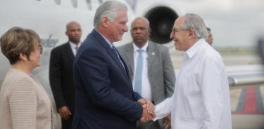 El presidente de Cuba, Miguel Díaz-Canel es recibido por el próximo secretario de Salud, David Kershenobich en el AIFA. El mandatario de la isla asistirá a la toma de protesta de la presidenta Claudia Sheinbaum