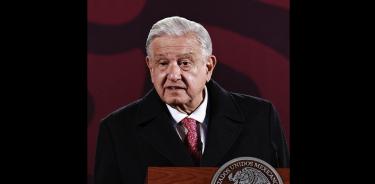 El presidente Andrés Manuel López Obrador habla este lunes durante una rueda de prensa en Palacio Nacional. EFE