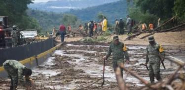 Continúan las labores de limpieza en diversos tramos carreteros de los estados de Guerrero y Oaxaca, tras el paso del huracán John