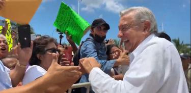 Al inicio y al final de su carrera política, rodeado del pueblo, señala el expresidente en su video.