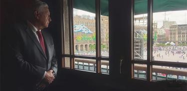 Andrés López Obrador observa el Zócalo desde Palacio Nacional en su despedida