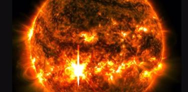 El Observatorio de Dinámica Solar (SDO) de la NASA capturó esta imagen de una llamarada solar, vista como el destello brillante en la parte inferior izquierda, el 1 de octubre de 2024.