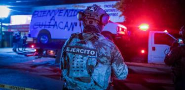 Una camioneta tipo panel, de color blanco, fue encontrada con varios cuerpos en su interior, cuya identidad aún se desconoce.