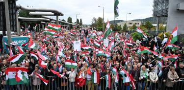 Húngaros durante la manifestación organizada por el partido de oposición húngaro Tisza contra los medios públicos en la sede de MTVA en Budapest.