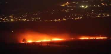 Un incendio cerca de la ciudad de Kiryat Shmona como resultado de un proyectil disparado desde el sur del Líbano hacia el norte de Israel