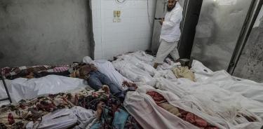 Cadáveres de refugiados palestinos tras el bombardeo israelí de un hospital en Yabalia, norte de Gaza