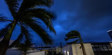 Viento huracanado en Sarasota, una hora antes de que tocara tierra el ojo del huracán Milton