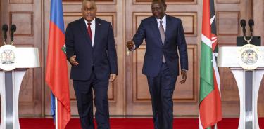 El presidente de Kenia, William Ruto (derecha), y el primer ministro de Haití, Garry Conille (izquierda), en conferencia de prensa conjunta en la Casa del Estado en Nairobi, Kenia